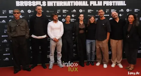 L'équipe complète de Vigilante alignée sur le tapis rouge