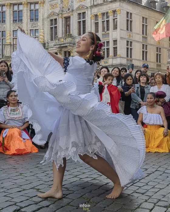 Folklorissimo 2026 sur la Grand-Place de Bruxelles : groupes folkloriques, géants, fanfares et danseurs en costume